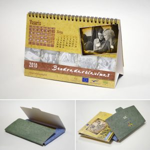 Verčiamas 2010 m. stalo kalendorius su dėžute